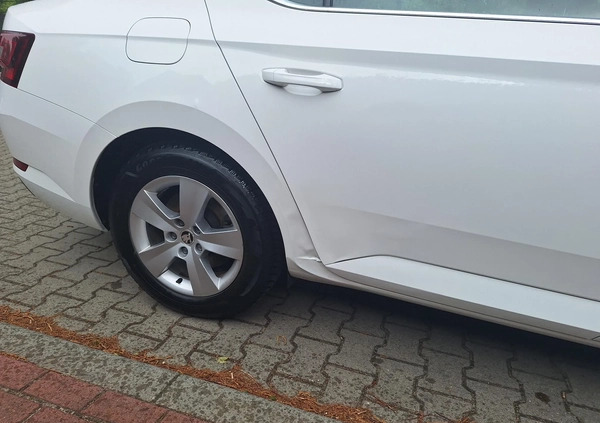 Skoda Superb cena 59900 przebieg: 220000, rok produkcji 2018 z Toruń małe 497